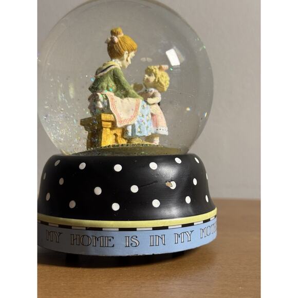 2001 MARY ENGELBREIT SNOW GLOBE "MY HOME IS IN MY MOTHERS EYES" GREEN SLEEVES - Picture 6 of 9